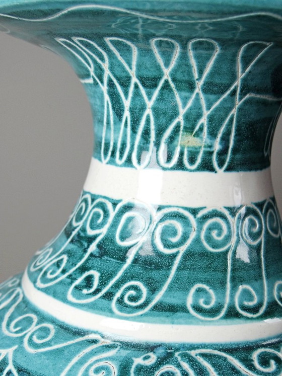 Image 1 of Grote vintage balustervaas van turkooizen keramiek met ingesneden decoratie.