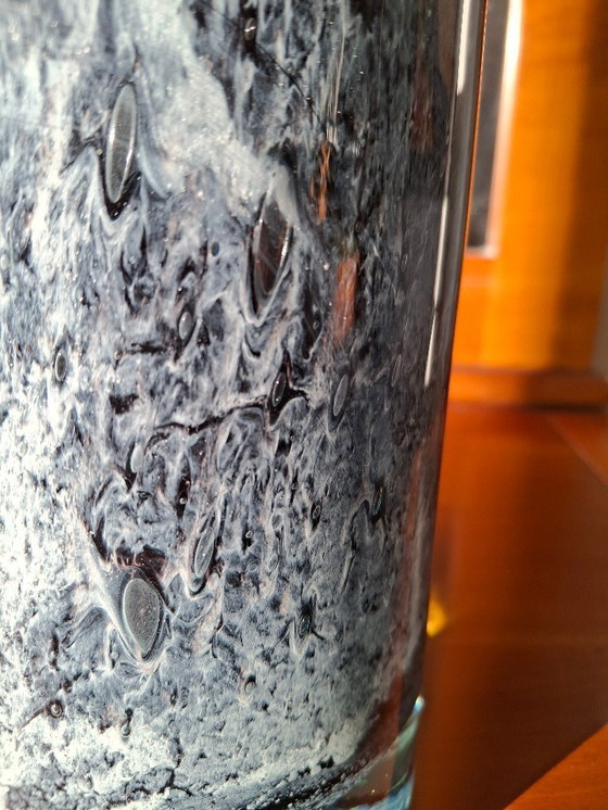 Image 1 of Grote rolvaas van geblazen glas met gespikkelde grijs/paarse camaieu-decoratie