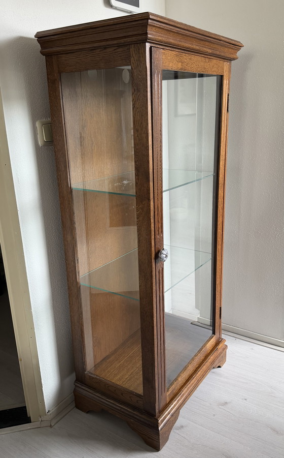 Image 1 of Houten vitrinekast met glazen deur en planken.