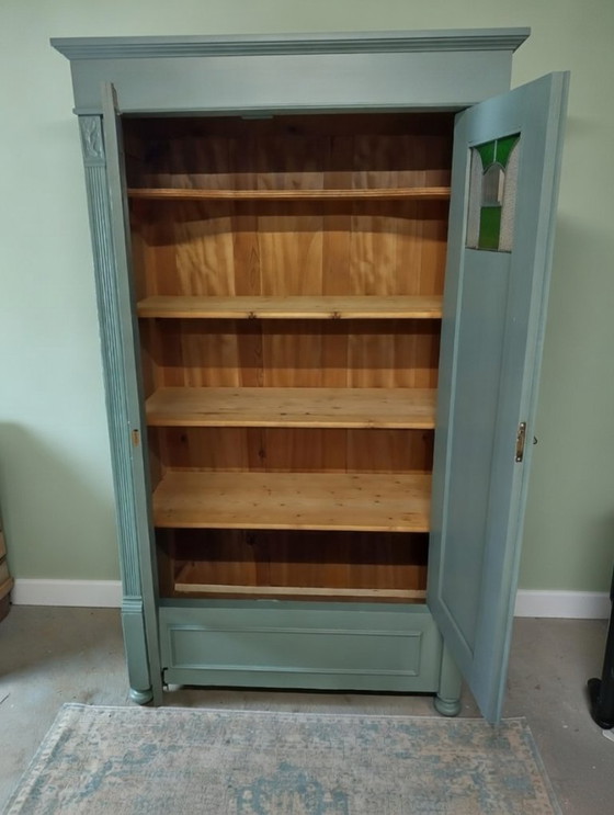Image 1 of Vintage kledingkast met glas in lood raampjes - Oud groen