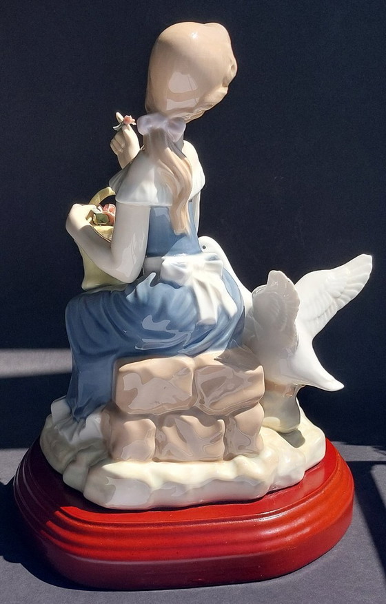 Image 1 of Large porcelain figurine: Lady with a goose and basket of flowers