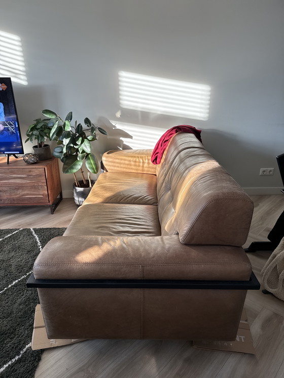 Image 1 of Banco de cuero verde con estructura de metal negro