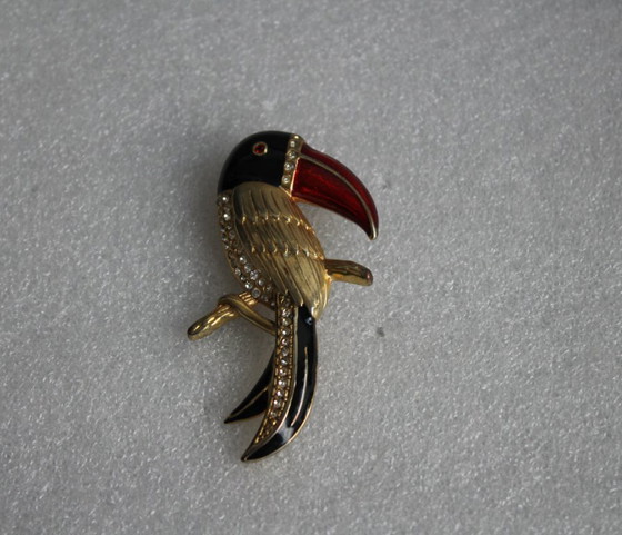 Image 1 of Grande spilla vintage in smalto a forma di tucano con decorazioni di strass.