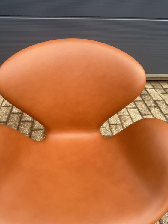 Image 1 of 2x Fritz Hansen Swan chair uit 1971 Cognac leder, NIEUWstaat!!