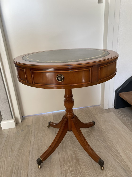 Image 1 of Klassieke Engelse drumtafel (of drum table) van de Nederlandse meubelfabrikant Heldense Exclusief