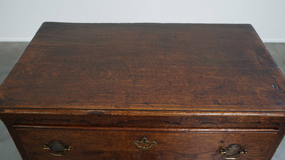 Image 1 of Ancienne commode anglaise du 18ème siècle à 5 tiroirs