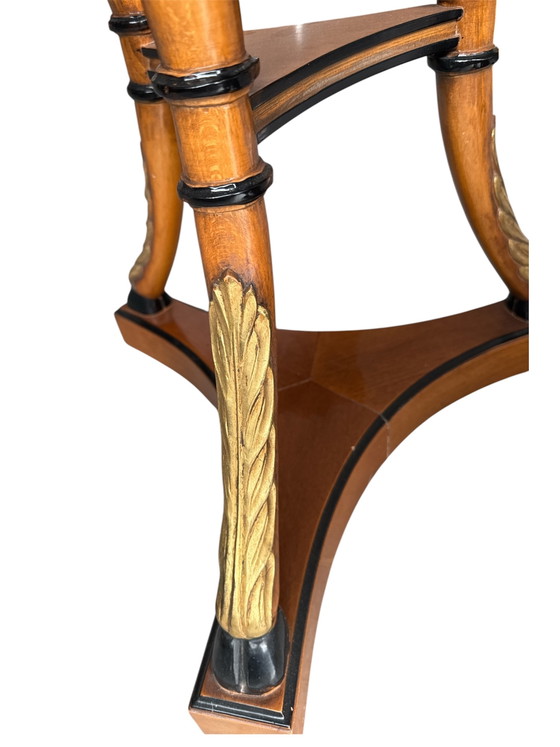 Image 1 of Tavolino d'appoggio a treppiede in stile neoclassico con piano in marmo.