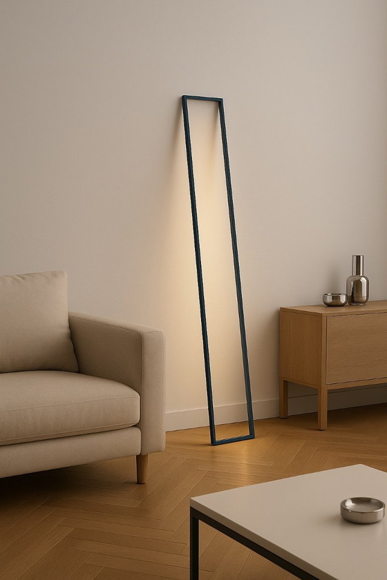 Image 1 of Vloerlamp met kroonlijst – Minimalistische handgemaakte lichtsculptuur van Tommaso Cristofaro