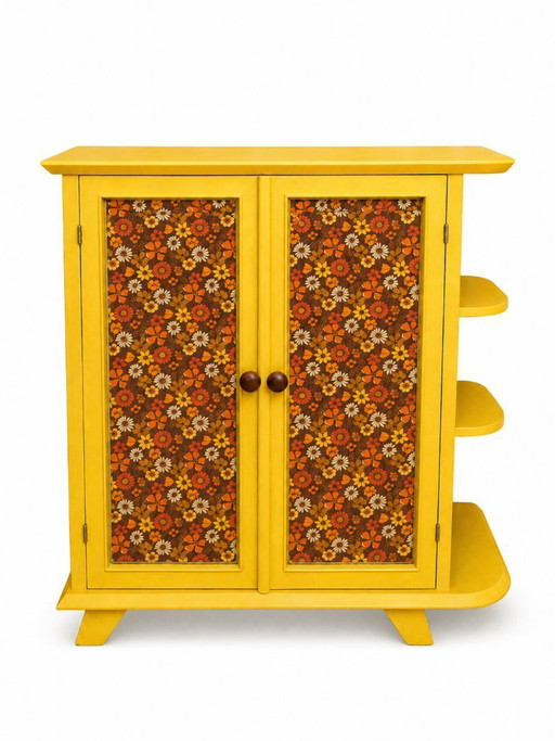 Mueble bar vintage reciclado en color amarillo con estampado floral – estilo años 70