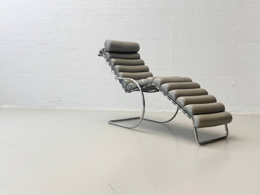 Elegante tumbona con tapicería y posición reclinable ajustable