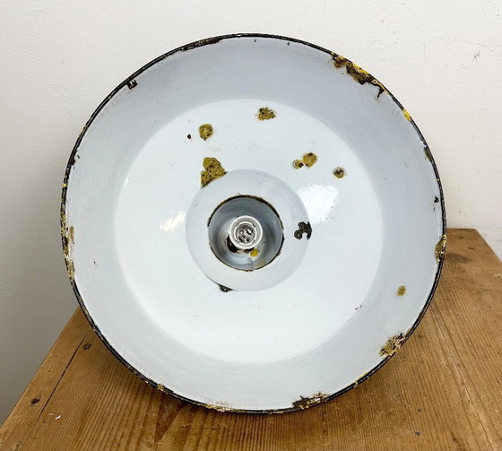 Image 1 of Industriële zwarte geëmailleerde fabriekslamp met ijzeren bovenkant, jaren 60