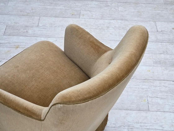 Image 1 of Poltrona danese, anni '70, in velluto verde chiaro.