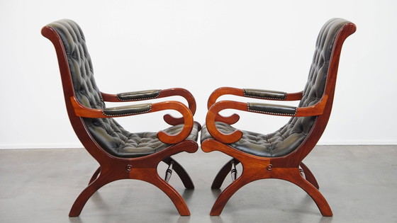 Image 1 of 2 poltrone Chesterfield inglesi in pelle di mucca verde con legno