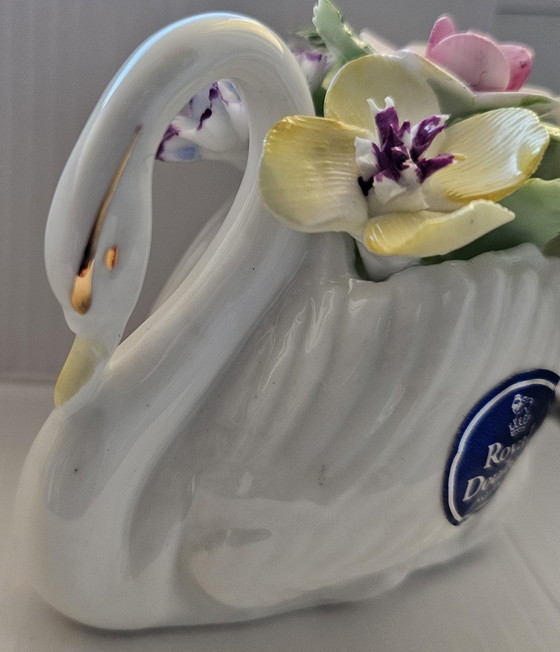 Image 1 of Figura de porcelana Royal Doulton: Cisne con flores