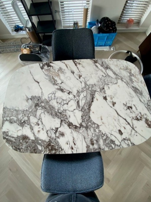 Table de salle à manger Leolux, plateau en céramique et pieds en acier inoxydable, 140 x 90 cm