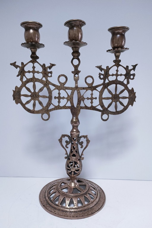 Kandelaar met pauwenmotief en wielen, massief messing