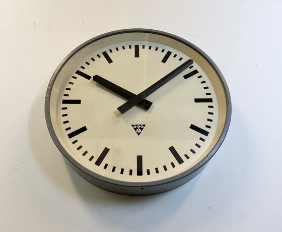 Image 1 of Grote grijze industriële fabriekswandklok van Pragotron, jaren 60