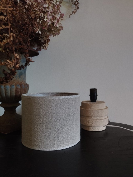 Image 1 of Piccola lampada da comodino vintage degli anni '70 in gres chamotte e paralume in juta.