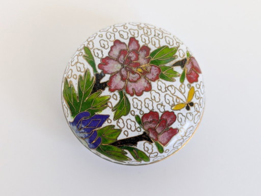 Scatola portagioie vintage in cloisonné, decorata a mano con orchidee e farfalle smaltate. (photo 2 of 10)