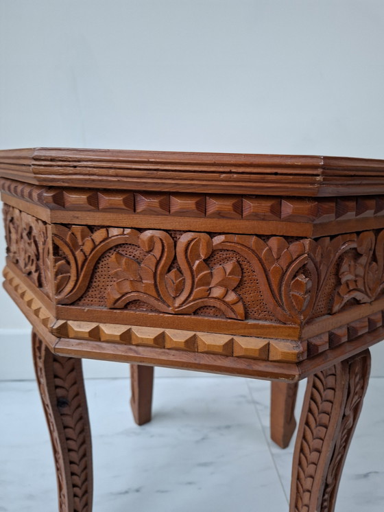 Image 1 of Mesa auxiliar con refinado tallado de madera.