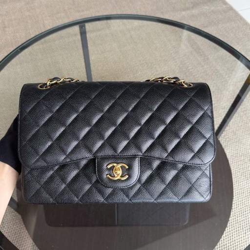 Borsa Chanel Classic Flap Jumbo - Caviar 30 cm, doppia patta, pelle di vitello martellata trapuntata, nera, con finiture dorate.