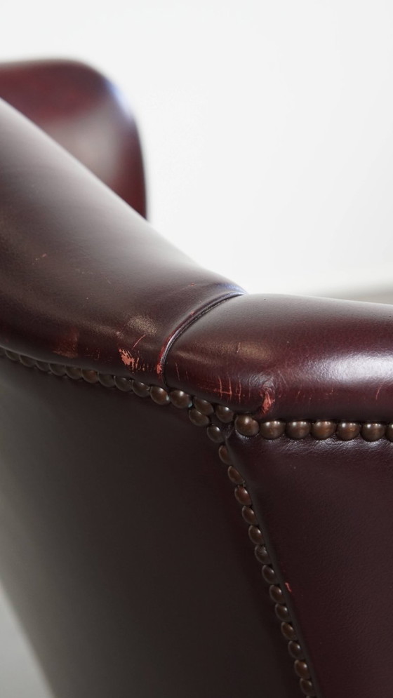 Image 1 of Bordeauxrode Rundleren Oorfauteuil in Engelse Stijl