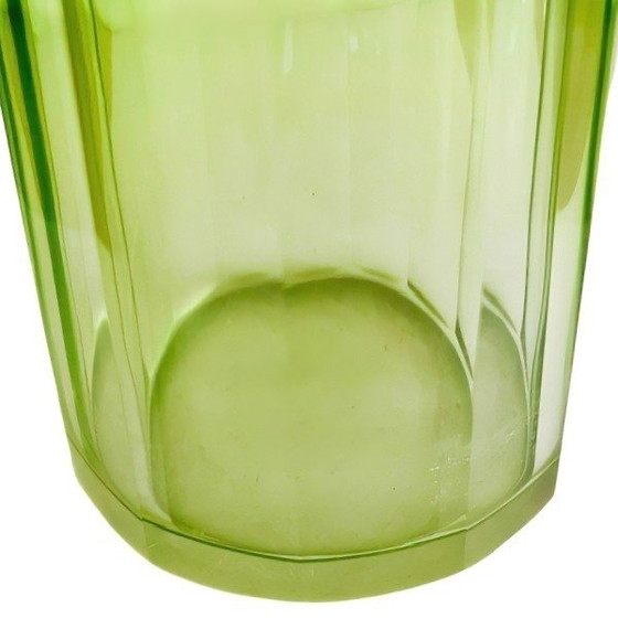 Image 1 of Vase ancien Baccarat en cristal vert taillé à facettes Art Déco années 1930