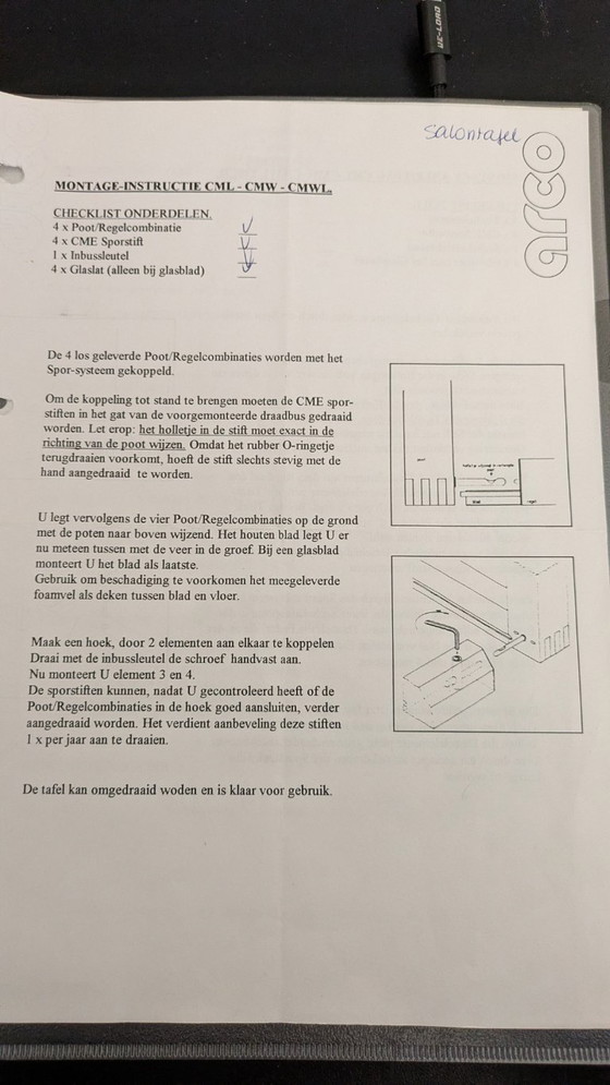 Image 1 of Table basse Arco en bois de cerisier rouge, élégante avec plateau en verre, datant de 1996.