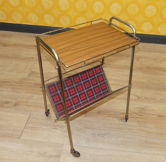 Image 1 of Portariviste anni '60, ripiano in formica String, a scacchi rossi, tavolino laterale su ruote, stile retrò vintage