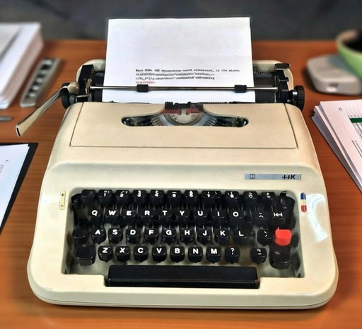 (W003) Vintage HEMA 44K Portable Typewriter – Like New with Brand New Ink Ribbon!