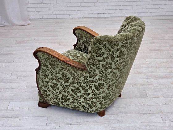Image 1 of 1960er Jahre, Dänischer Sessel, grüner Möbelvelours, massives Eichenholz.