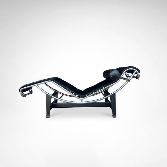 Image 1 of Chaise longue double LC4 en peau de poney, conçue par Le Corbusier pour Cassina dans les années 1990.