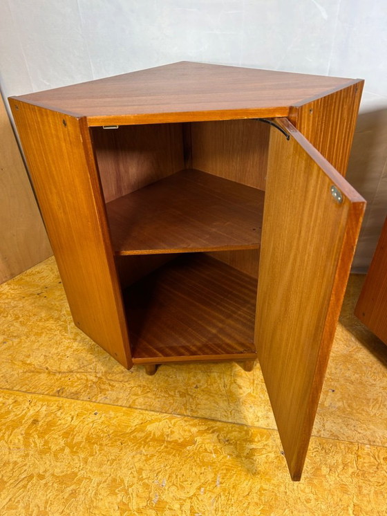 Image 1 of Par de gabinetes de esquina de teca retro vintage de mediados de siglo: diseño danés de los años 60 Un par de gabinetes de esqui