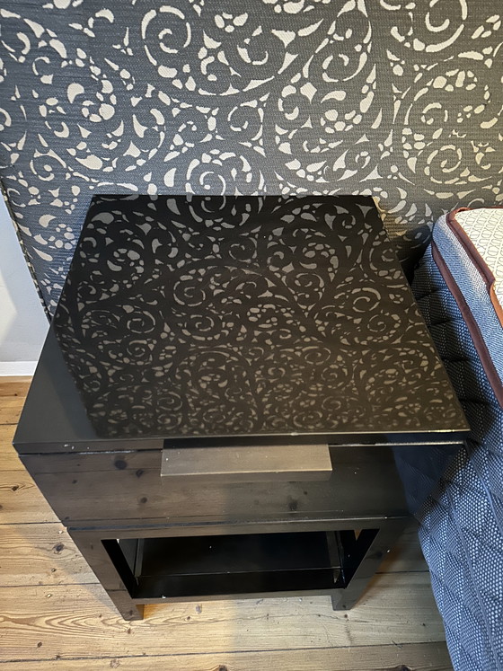 Image 1 of 2 mesitas de noche de la colección JNL – Negro brillante – Diseño de lujo