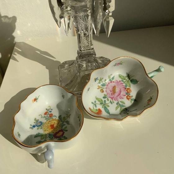 Image 1 of Coppia di antichi piatti giapponesi in porcellana Kutani a forma di foglia – Era Meiji/Taisho – Dipinti a mano e dorati