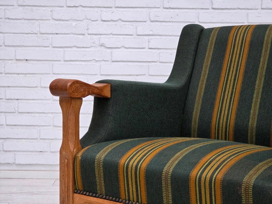 Image 1 of Fauteuil danois des années 1970, en laine verte, avec revêtement en chêne massif.