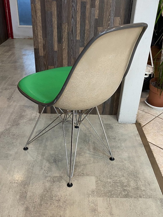 Image 1 of Sedia in fibra di vetro, rivestimento in vinile, stile DSR Eiffel, verde/greige, vintage Eames/Herman Miller, anni '50/'60/'70