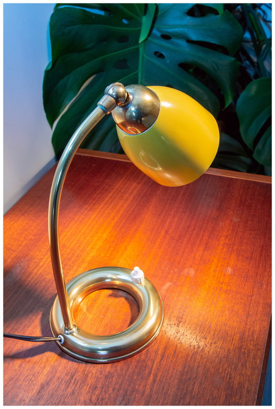 Image 1 of Lampe aus den 50er Jahren aus Messing und senffarbenem Metall, Superb