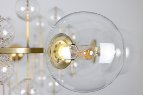 Image 1 of Grande lampadario in ottone dorato e sfere decorative, anni '70