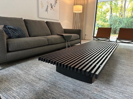 Mesa de centro de diseño en roble negro 514 REFOLO de Cassina, diseñada por Charlotte Perriand