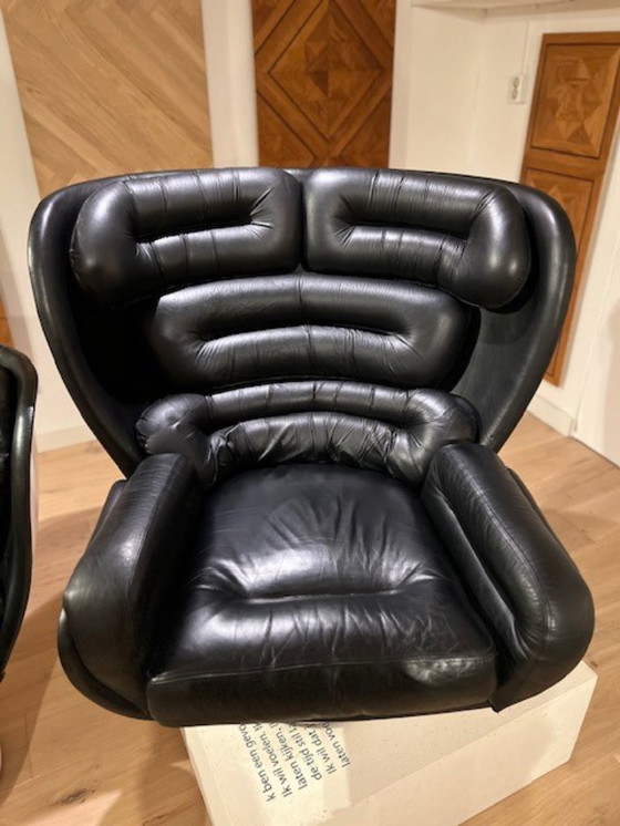 Image 1 of 2 stuks originele Elda Chairs, draaifauteuils in zwartleer en wit kunststof van Joe Colombo in zeer goede staatde staat