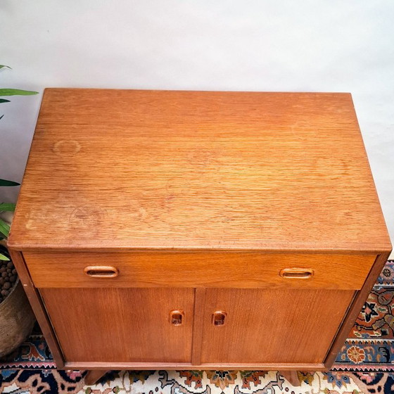 Meuble vintage en teck des années 1960, avec ses pieds inclinés caractéristiques. – Meubles de rangement, Wood (photo 3 of 9)