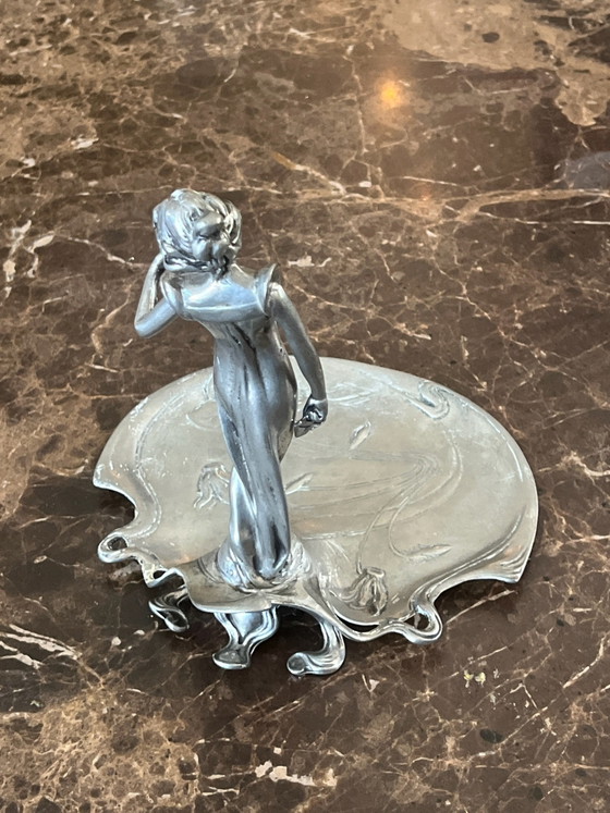 Piatto in stile Art Nouveau in stagno. – Oggetti decorativi, Metallo (photo 3 of 5)
