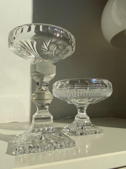 Paire de coupes sur pied en cristal de Bohême taillé, taillées à la main.