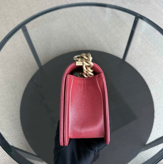 Image 1 of Chanel Boy Medium - 25CM Chevron Rood Goudkleurige Hardware Serie 25