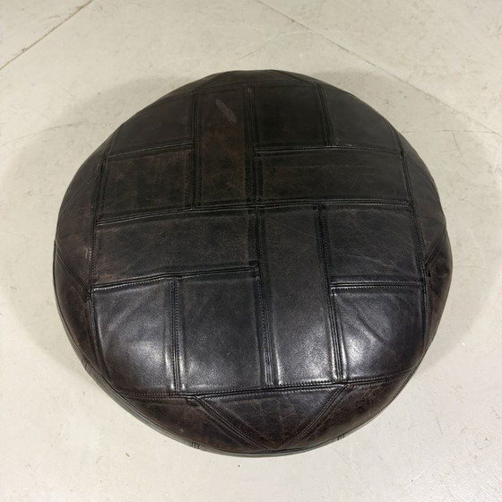 Image 1 of Pouf De Sede in pelle nera con inserti patchwork, anni '70