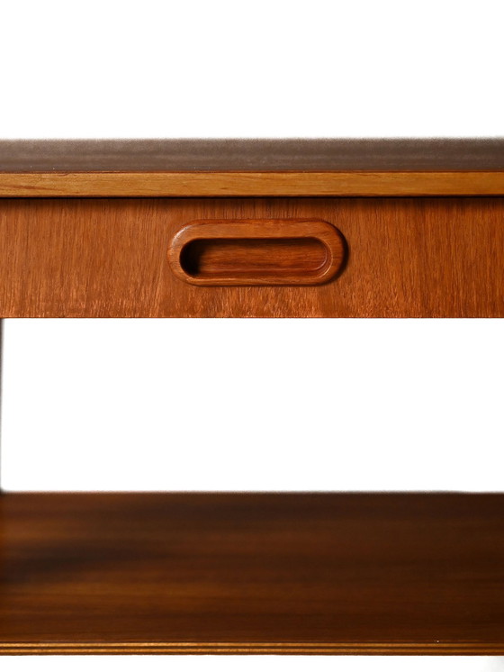 Image 1 of Table de nuit scandinave vintage en teck avec étagère et poignée sculptée