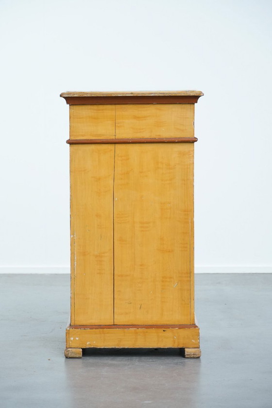 Image 1 of Antico comodino/tavolino da ingresso in legno a 1 anta con piano in marmo chiaro