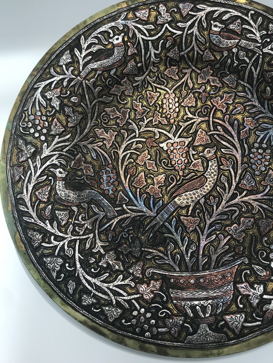 Image 1 of Gehämmerter Kupferteller mit Phönixvogelfigur