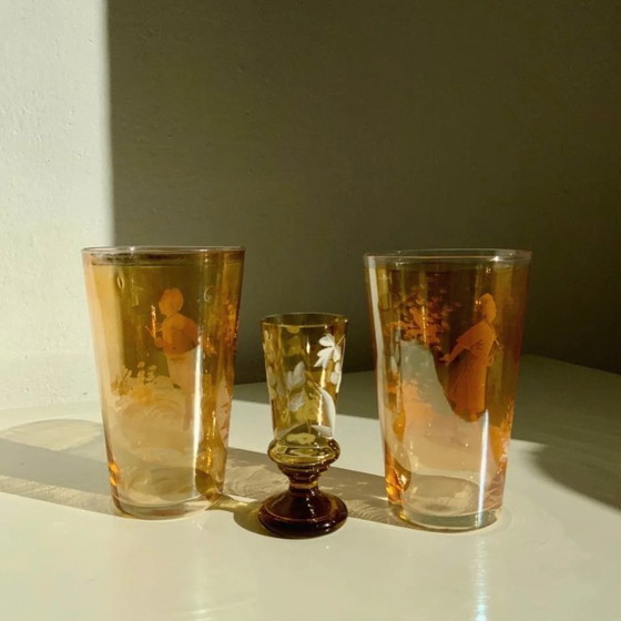Image 1 of Paar antiker böhmischer Mary Gregory-Trinkgläser aus bernsteinfarbenem Glas, handbemalt mit Emaille, ca. 1890-1910